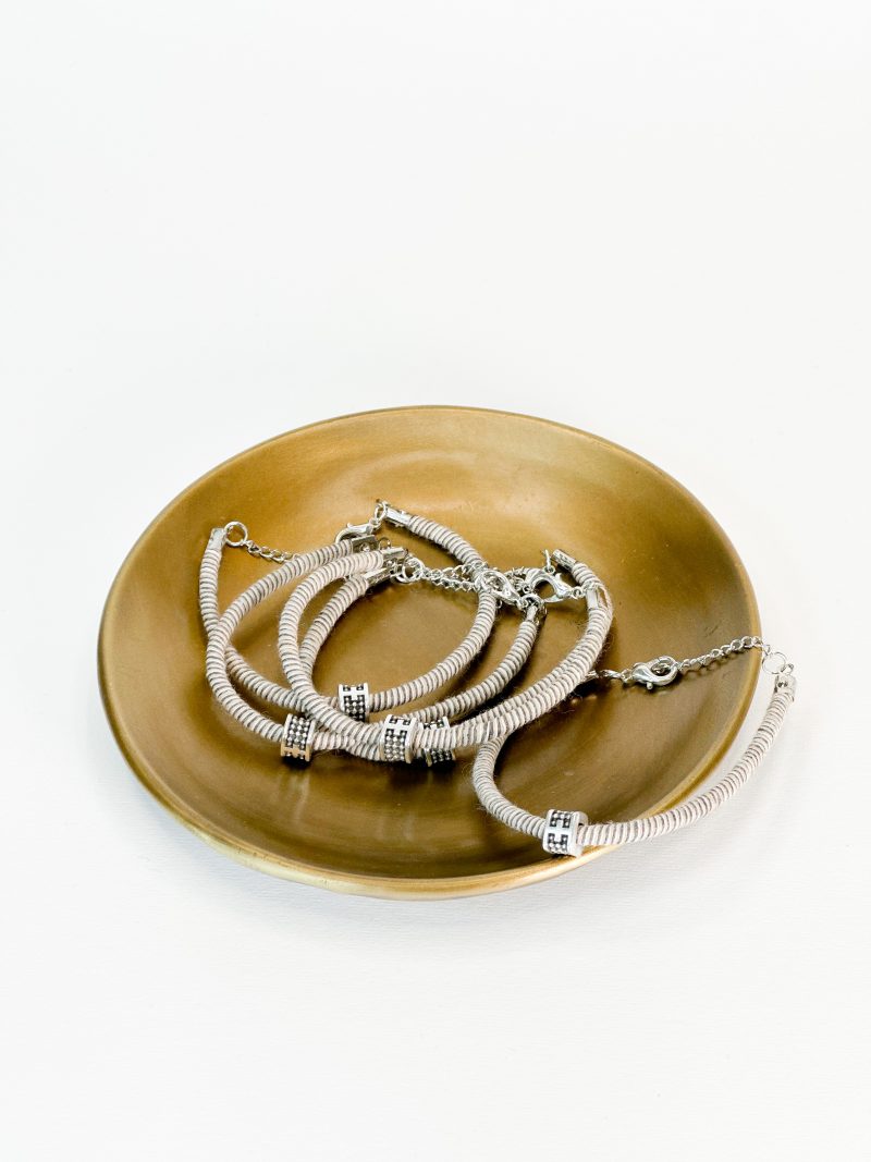 CELFIE CO - Μαρτυρικό βραχιόλι με σταυρό, αλυσίδα και κορδόνι σε απόχρωση λευκό μπεζ καφέ σκούρο