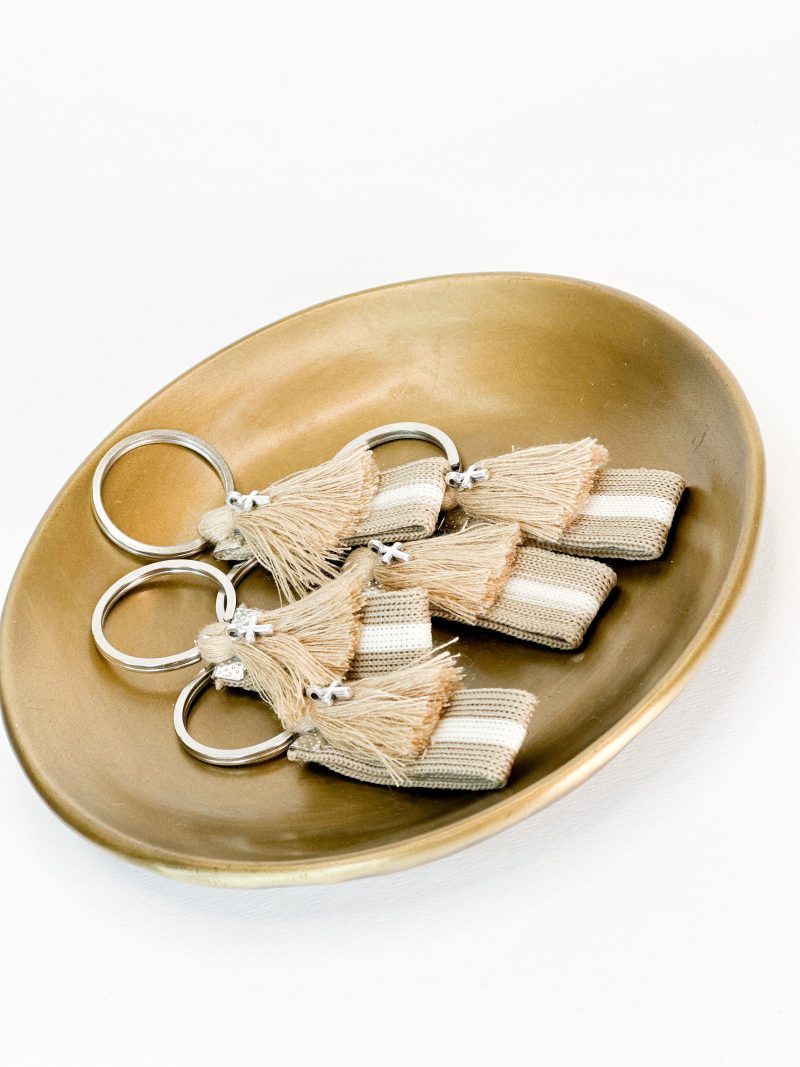 Μαρτυρικό μπρελόκ με σταυρό σε ασημί, με κορδέλα σε απόχρωση μπεζ της άμμου, μπεζ φούντα