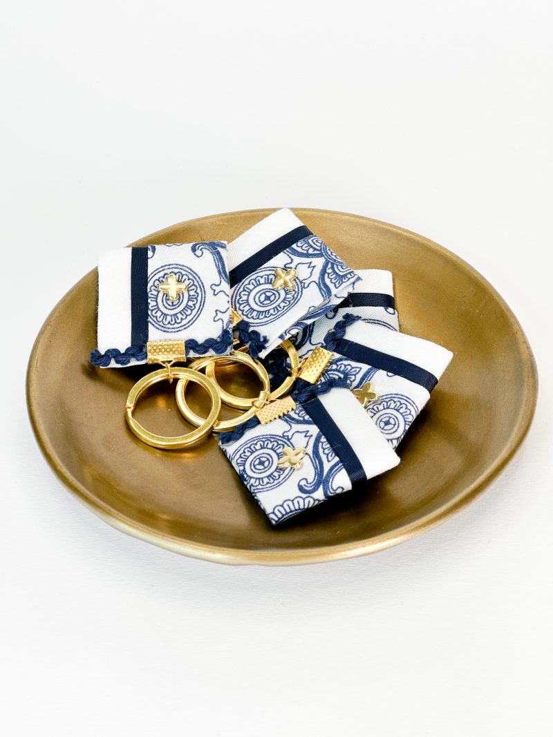 CELFIE CO - Μαρτυρικό μπρελόκ με σταυρό, ύφασμα σε μπλέ και λευκή απόχρωση