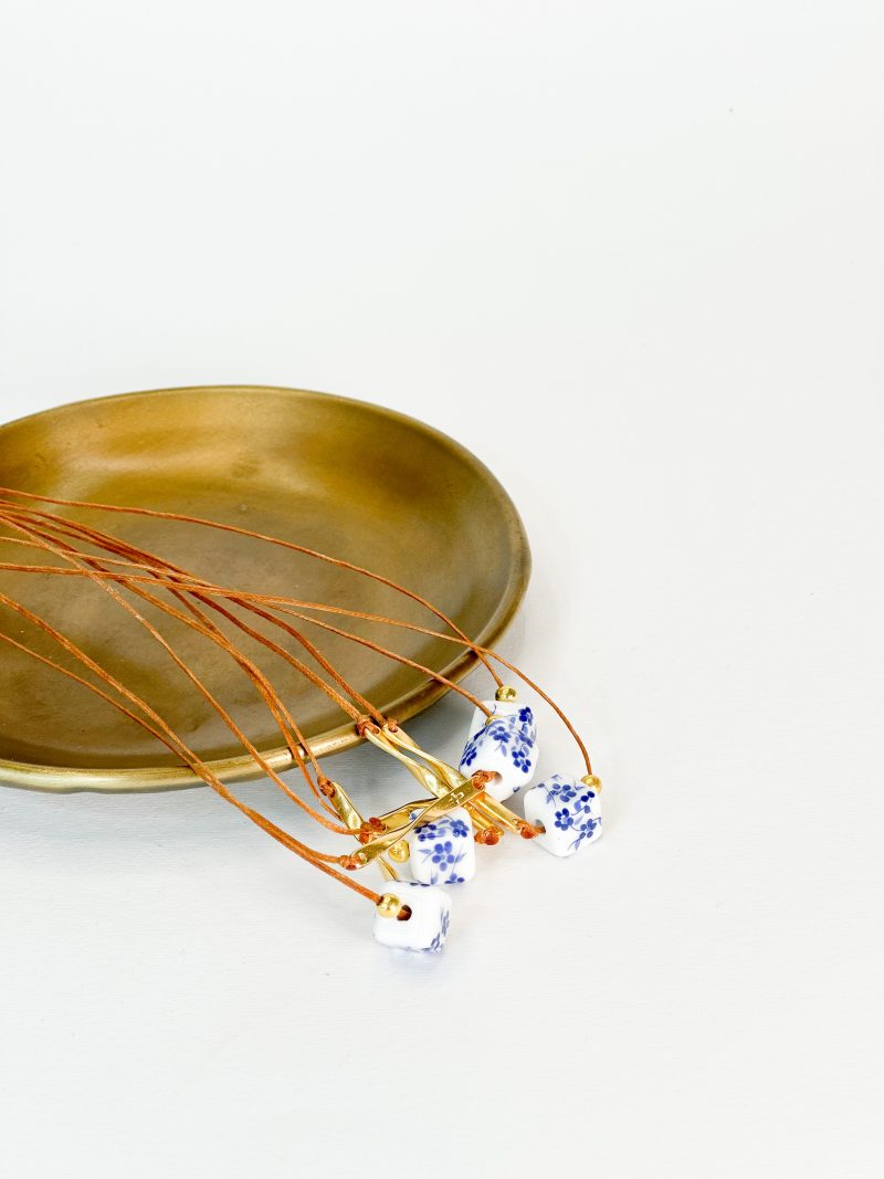 CELFIE CO - Μαρτυρικό κολιέ με κερωμένο κορδόνι, σταυρό και πορσελάνινη χάντρα φλοράλ