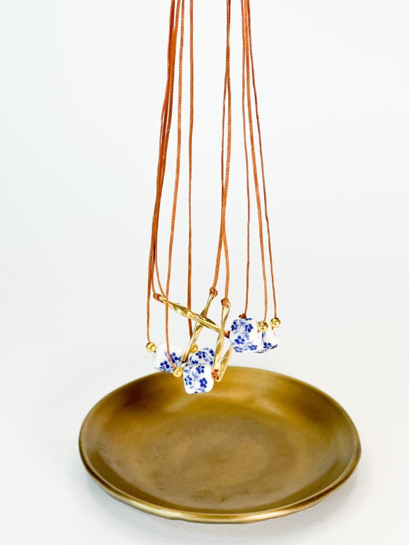 Μαρτυρικό κολιέ με κερωμένο κορδόνι, σταυρό και πορσελάνινη χάντρα φλοράλ