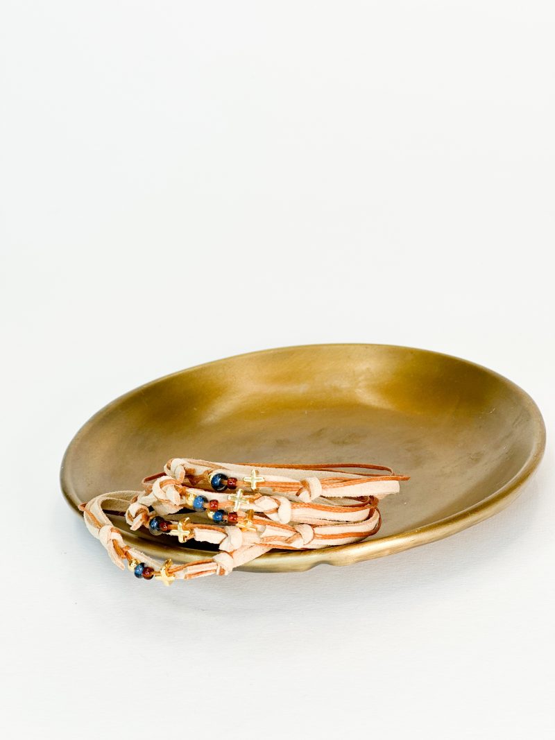 CELFIE CO - Μαρτυρικό βραχιόλι με σουέτ κορδόνι, κερωμένο κορδόνι, σταυρό και χάντρες miyuki