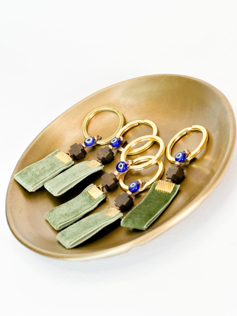 CELFIE CO - Μαρτυρικό μπρελόκ με λαδί βελούδο ύφασμα, καφέ σταυρό και μπλέ μάτι