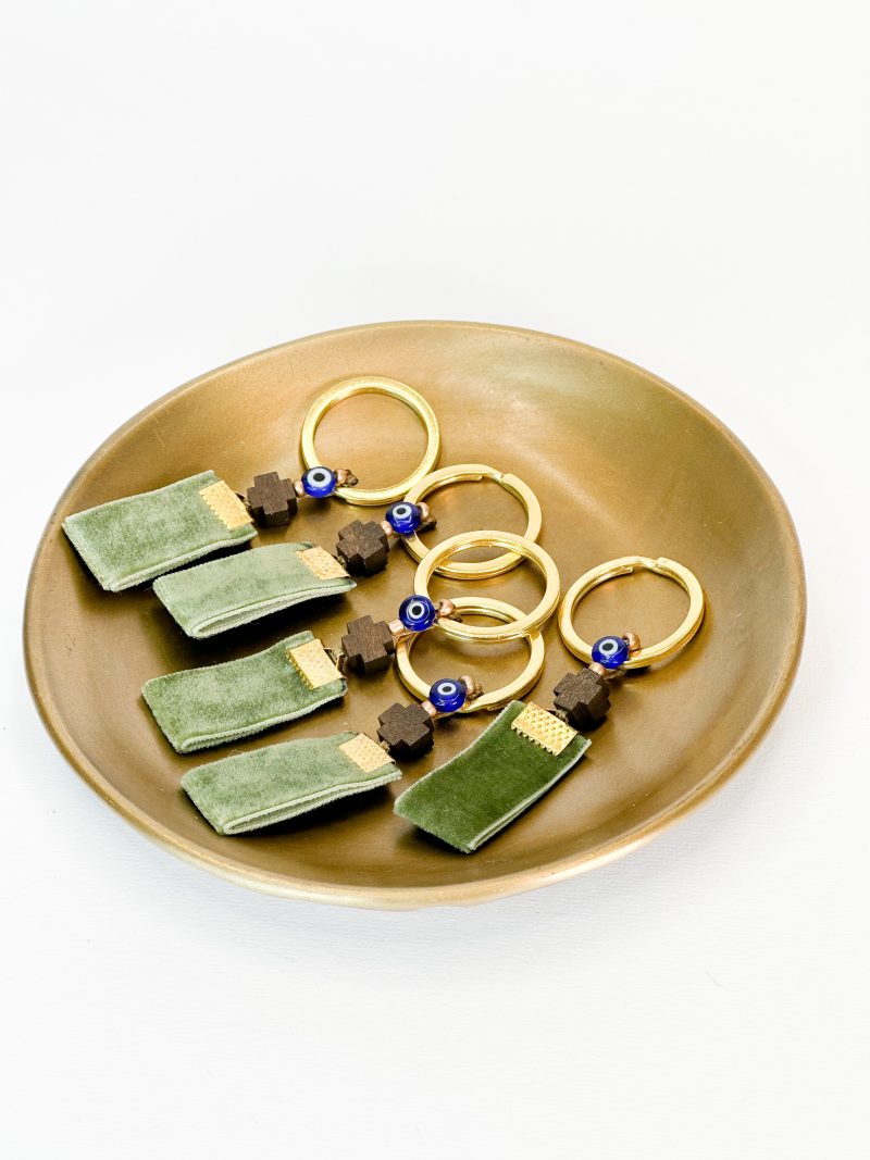 Μαρτυρικό μπρελόκ με λαδί βελούδο ύφασμα, καφέ σταυρό και μπλέ μάτι