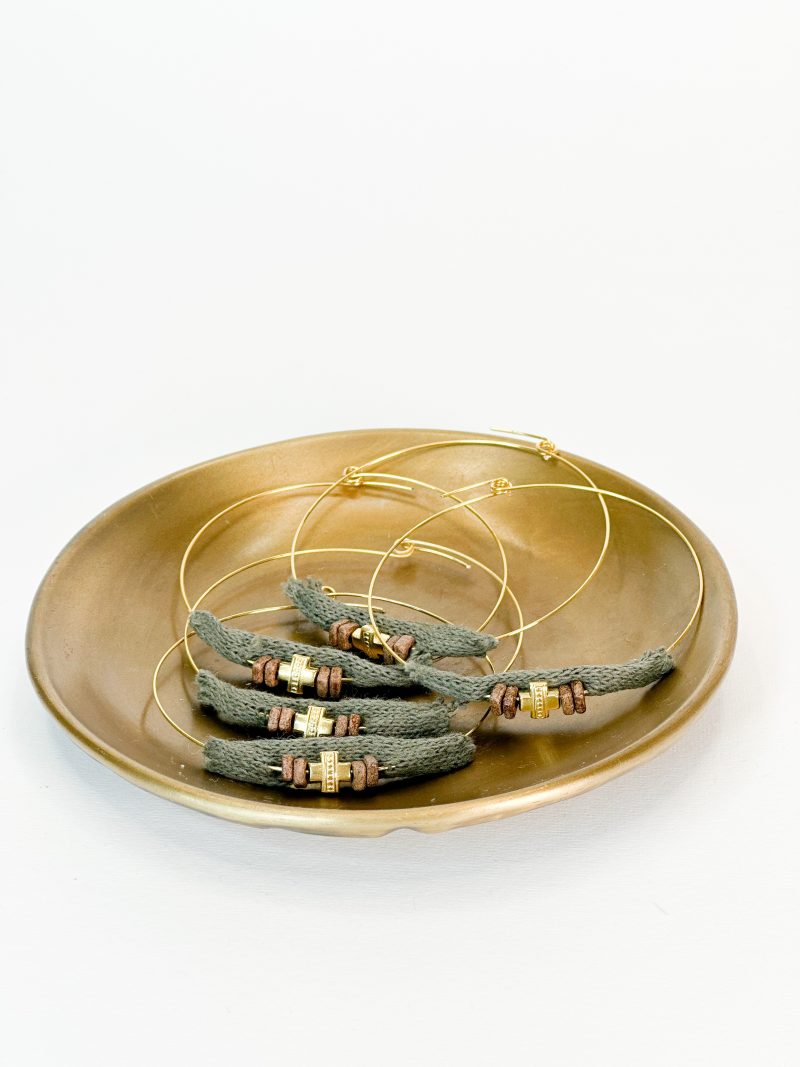 CELFIE CO - Μαρτυρικό βραχιόλι με λαδί ύφασμα, σταυρό και καφέ χάντρες