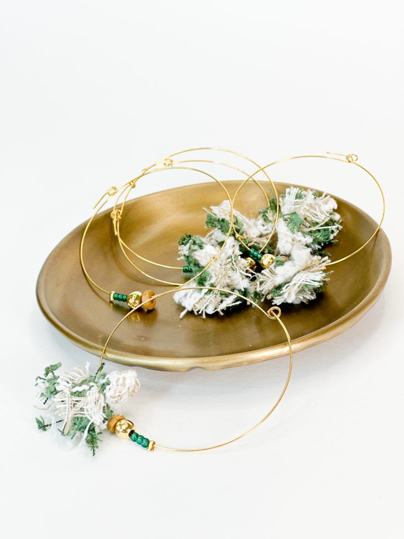 Μαρτυρικό βραχιόλι με χάντρες miyuki λαδί, σταυρό, μπέζ ροδέλα και τρίχρωμο ύφασμα