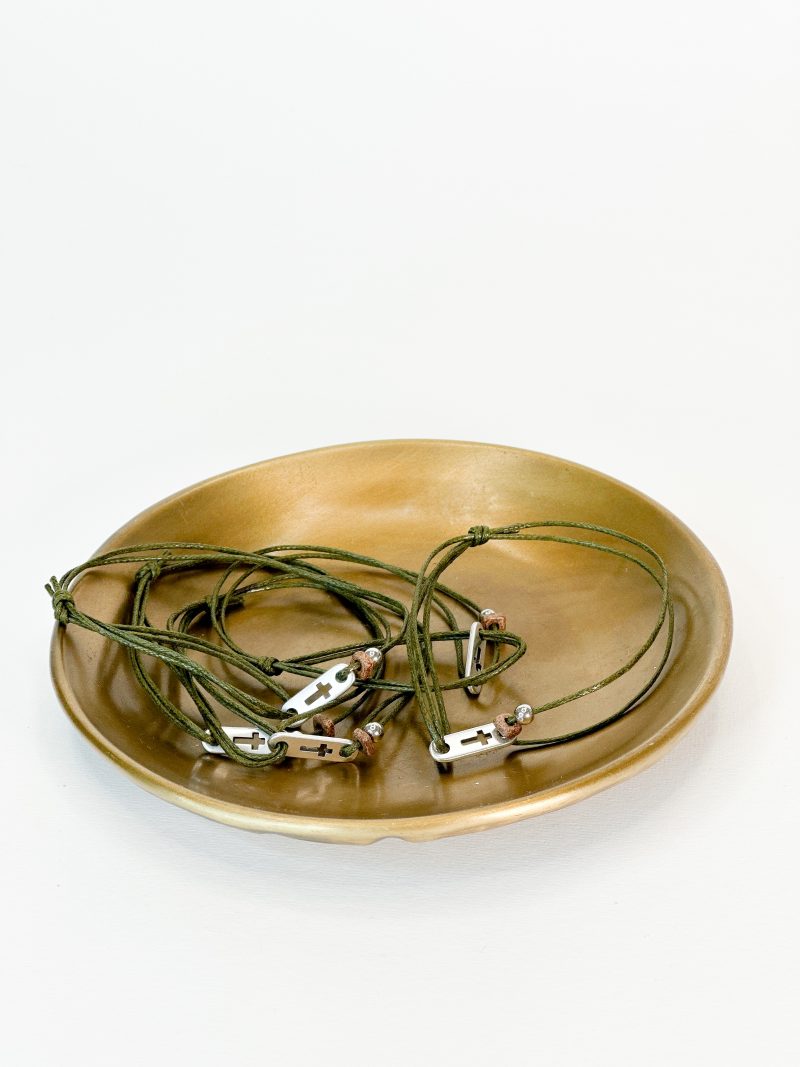 CELFIE CO - Μαρτυρικό βραχιόλι με λαδί κορδόνι, καφέ ροδέλα σταυρό και χάντρα σε ασημί απόχρωση