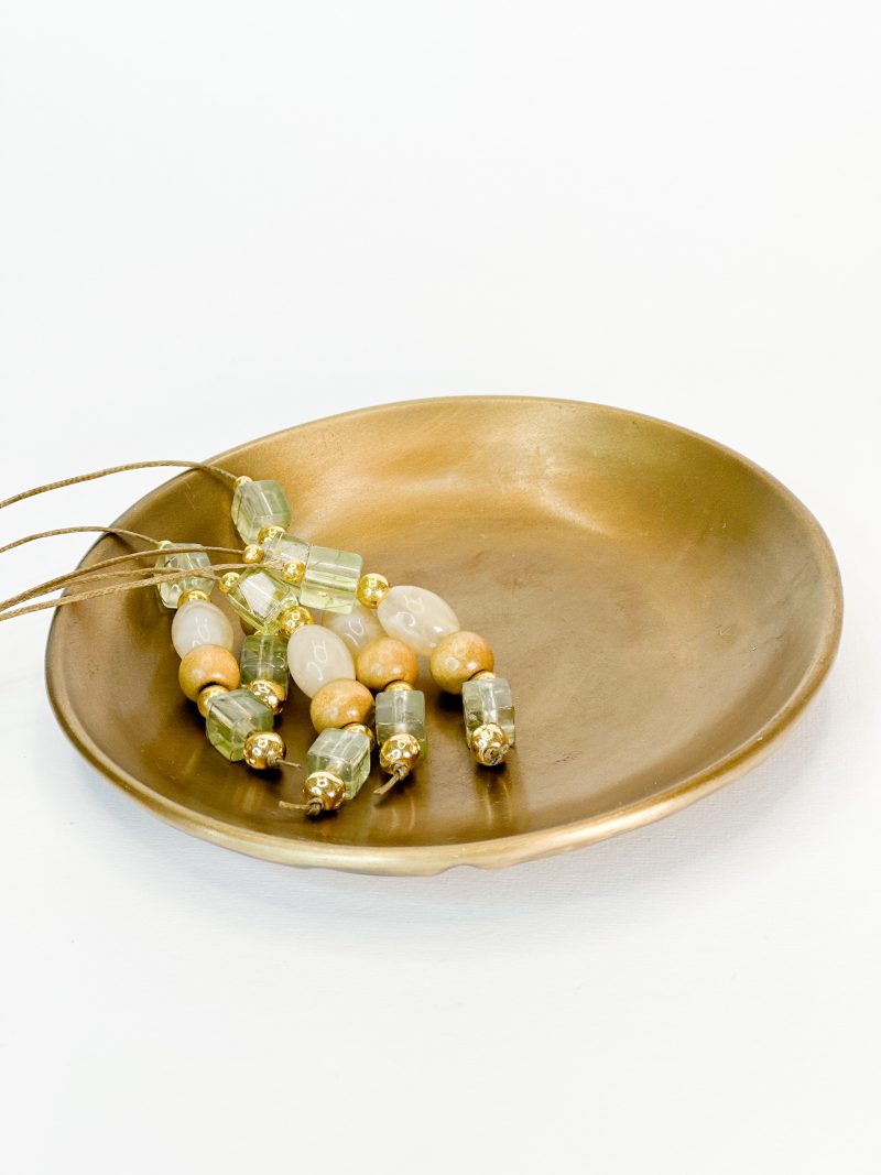 CELFIE CO - Μαρτυρικό κομπολόι σε λαδί απόχρωση, με σταυρό, λαδί τετράγωνες χάντρες, ξύλινη χάντρα και μπεζ χάντρα