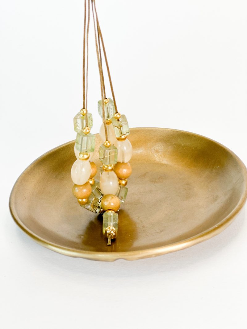 CELFIE CO - Μαρτυρικό κομπολόι σε λαδί απόχρωση, με σταυρό, λαδί τετράγωνες χάντρες, ξύλινη χάντρα και μπεζ χάντρα