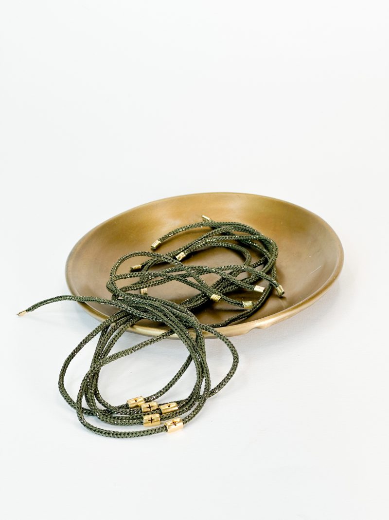 Μαρτυρικό βραχιόλι σε λαδί απόχρωση με χρυσές λεπτομέρειες και σταυρό