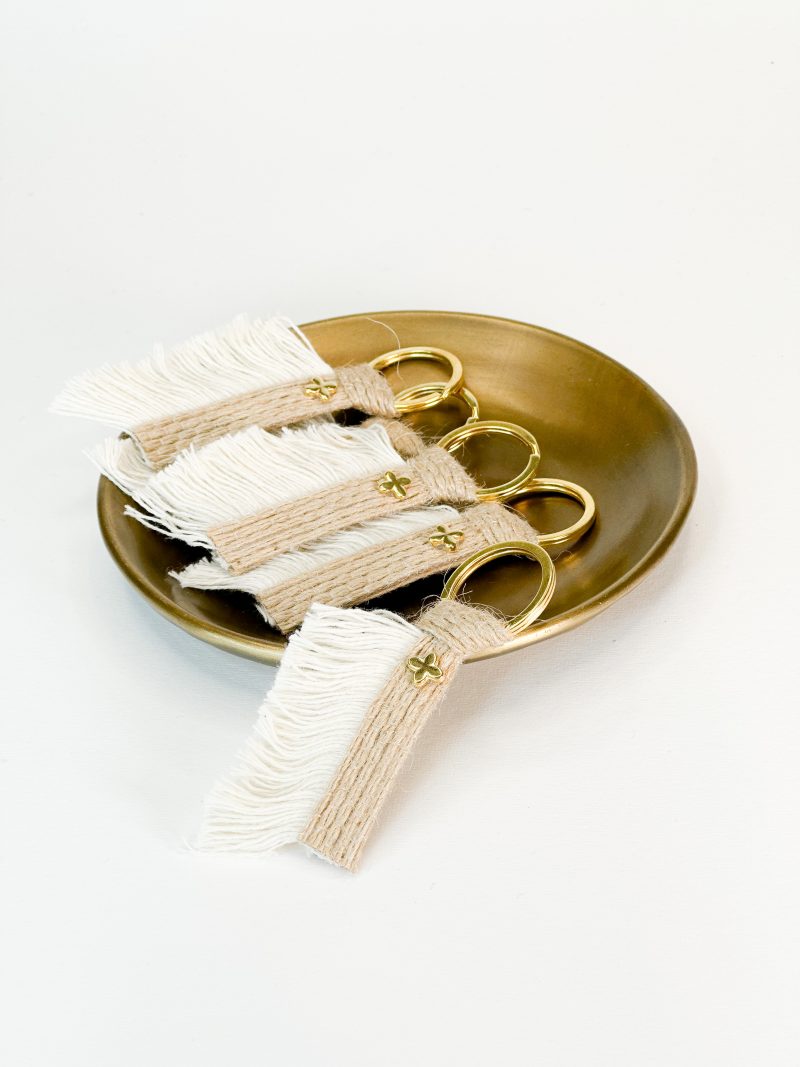 CELFIE CO - Μαρτυρικό μπρελόκ με σταυρό, λινάτσα και εκρού κρόσι.