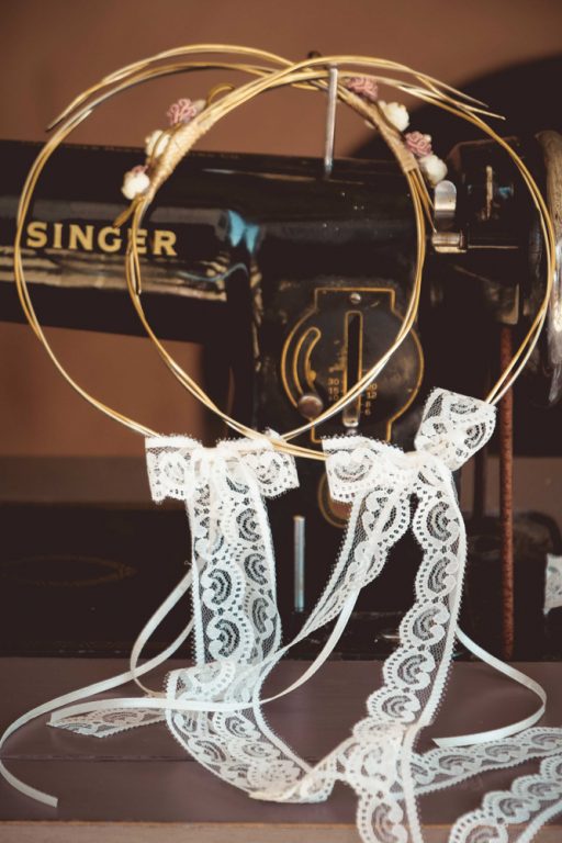 20α. Λευκόχρυσα στέφανα ρομαντικά,με διακόσμηση από λουλούδια