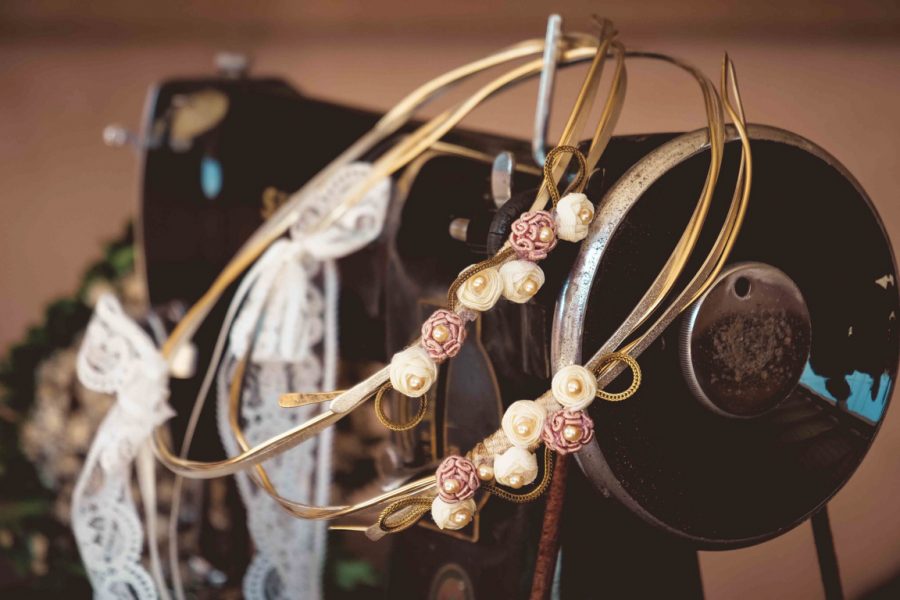 VELISSARIA - 20α. Λευκόχρυσα στέφανα ρομαντικά,με διακόσμηση από λουλούδια