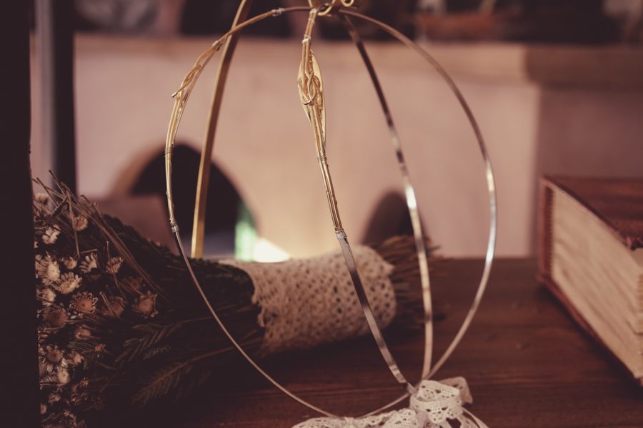 Επάργυρα στέφανα με διακόσμηση ελιάς και άπειρου