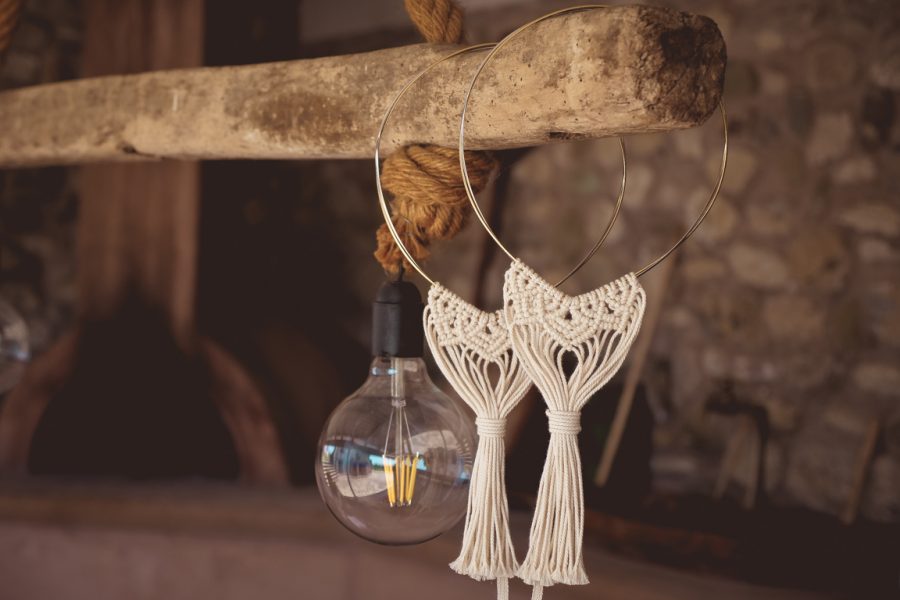 25. Στέφανα γάμου με διπλή λευκόχρυση-επίχρυση βέργα και boho διακόσμηση