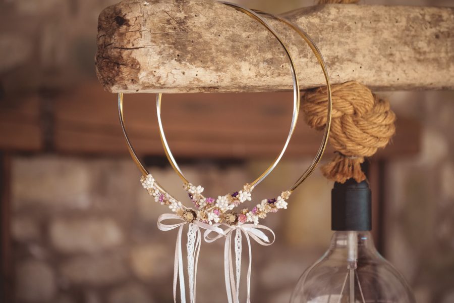 43β. Στέφανα με τετράγωνη λευκόχρυση-επίχρυση βέργα και διακόσμηση στο πίσω μέρος