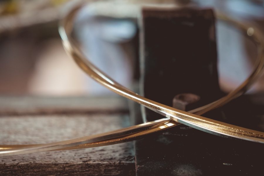 VELISSARIA - 43β. Στέφανα με τετράγωνη λευκόχρυση-επίχρυση βέργα και διακόσμηση στο πίσω μέρος