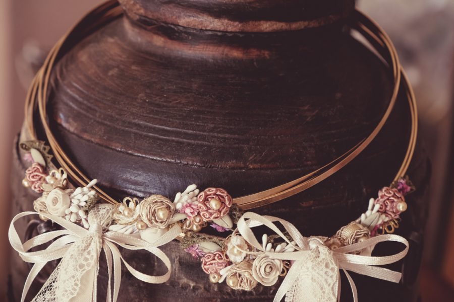 Στέφανα επίχρυσα με διακόσμηση στο πίσω μέρος