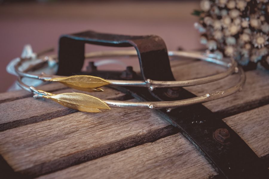 Στέφανα γάμου ελιάς επαργυρωμένα με διακόσμηση από επίχρυσα φύλλα