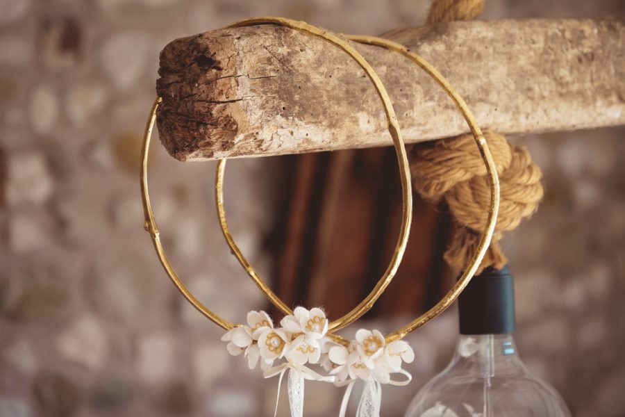 VELISSARIA - Στέφανα γάμου ελιάς επιχρυσωμένα με διακόσμηση από μεταξωτά λουλούδια