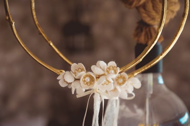VELISSARIA - Στέφανα γάμου ελιάς επιχρυσωμένα με διακόσμηση από μεταξωτά λουλούδια