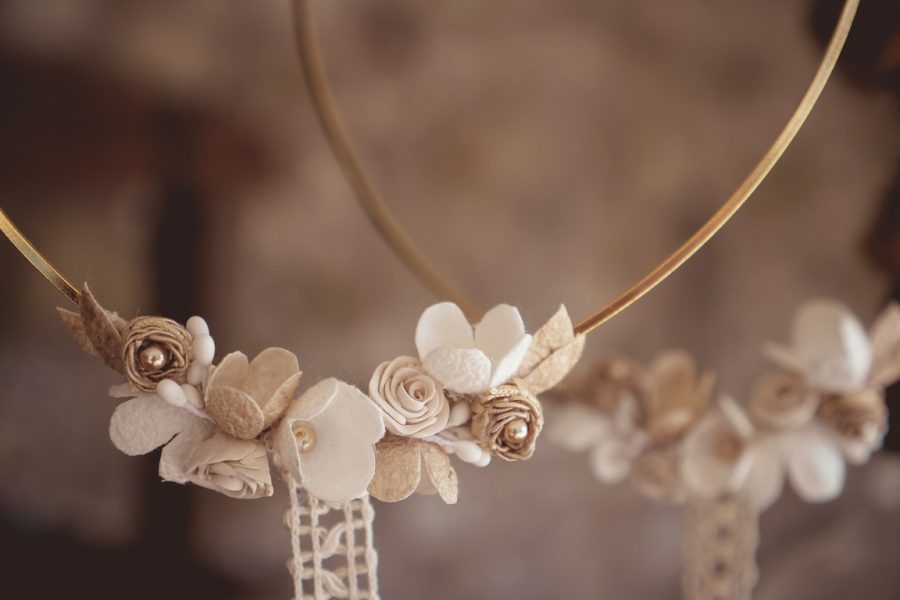 VELISSARIA - Στέφανα γάμου με επίχρυση τετράγωνη βέργα και μεταξωτά λουλούδια