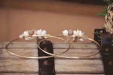 Στέφανα γάμου με διπλή λευκόχρυση-επίχρυση βέργα και μεταξωτά λουλούδια