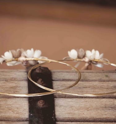 12. Στέφανα γάμου με διπλή λευκόχρυση-επίχρυση βέργα και μεταξωτά λουλούδια