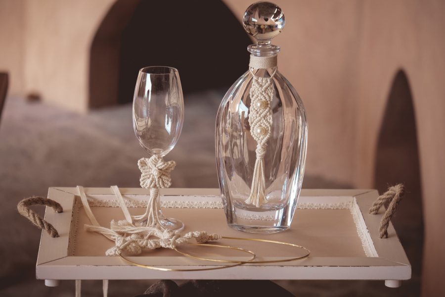 Δίσκος-καράφα-ποτήρι με διακόσμηση μακραμέ