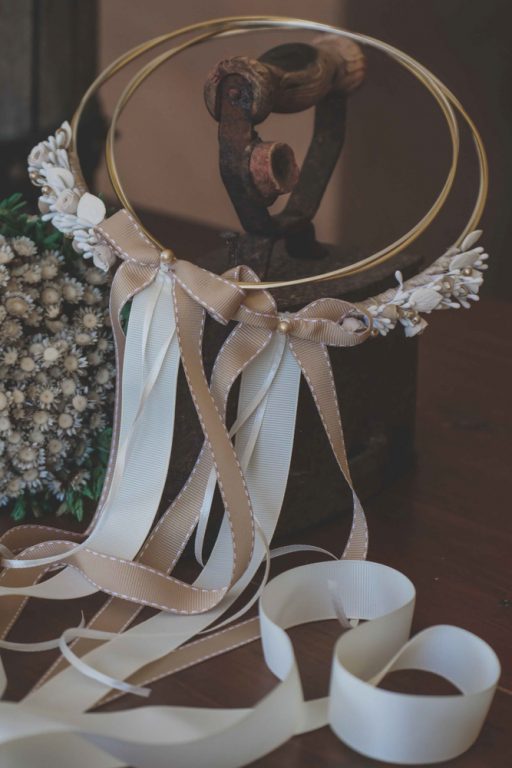 VELISSARIA - Επάργυρη και επίχρυση βέργα με πορσελάνινο μπουκέτο στο πίσω μέρος