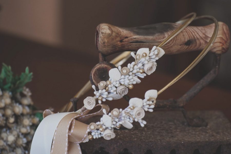 VELISSARIA - Επάργυρη και επίχρυση βέργα με πορσελάνινο μπουκέτο στο πίσω μέρος