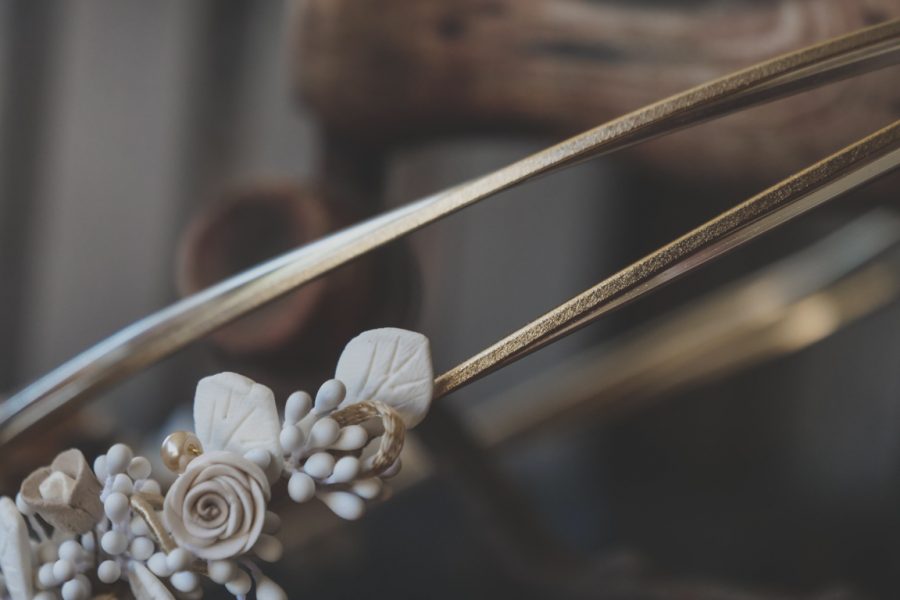 VELISSARIA - Επάργυρη και επίχρυση βέργα με πορσελάνινο μπουκέτο στο πίσω μέρος