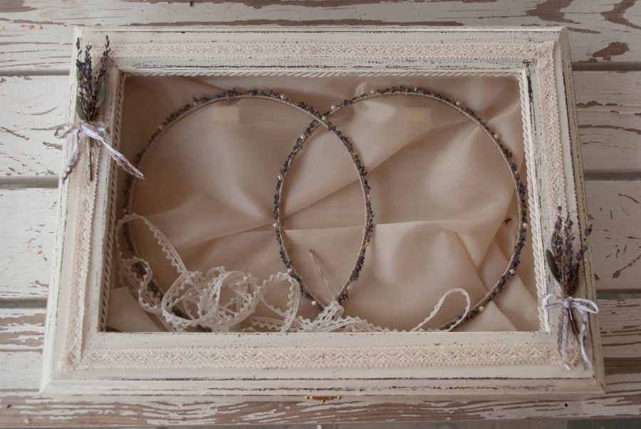 VELISSARIA - Ξύλινη στεφανοθήκη “λεβάντα”, με διακόσμηση δαντέλας,αποξηραμένης λεβάντας και φύλλα πορσελάνης