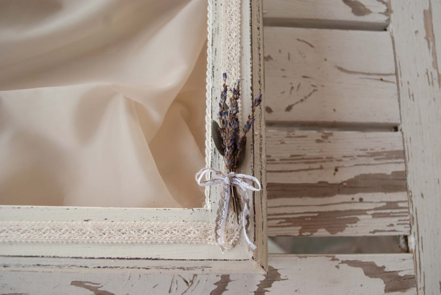 Ξύλινη στεφανοθήκη “λεβάντα”, με διακόσμηση δαντέλας,αποξηραμένης λεβάντας και φύλλα πορσελάνης