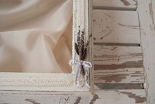 Ξύλινη στεφανοθήκη “λεβάντα”, με διακόσμηση δαντέλας,αποξηραμένης λεβάντας και φύλλα πορσελάνης