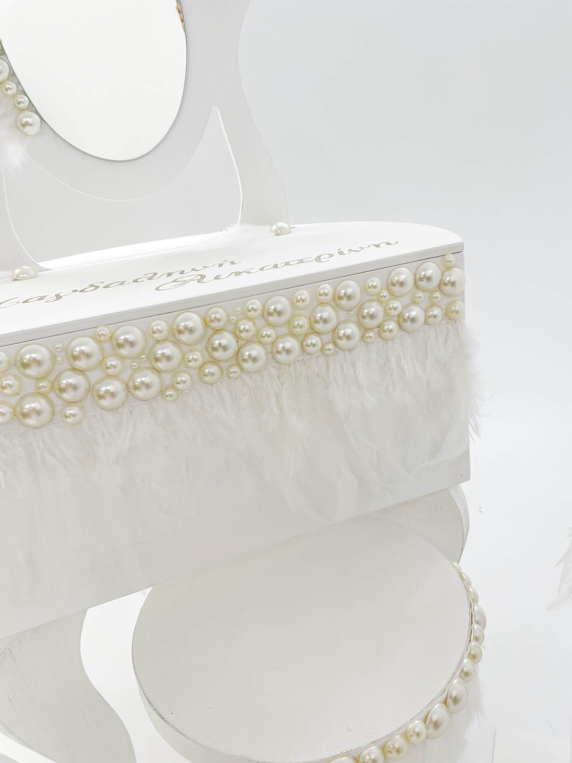 ΈΛΕΝΑ ΜΑΝΆΚΟΥ - Feathers &amp; Pearls