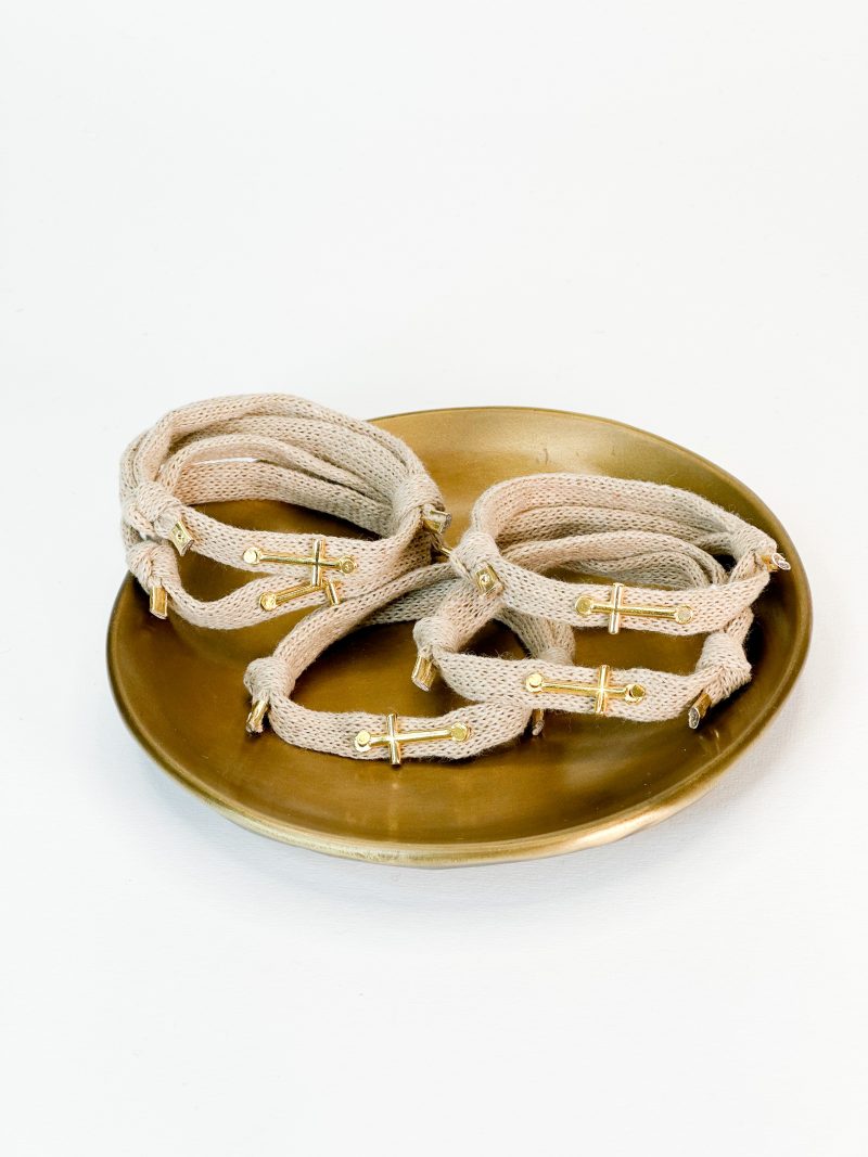 L75 Μαρτυρικό βραχιόλι με μπεζ κορδόνι και σταυρό